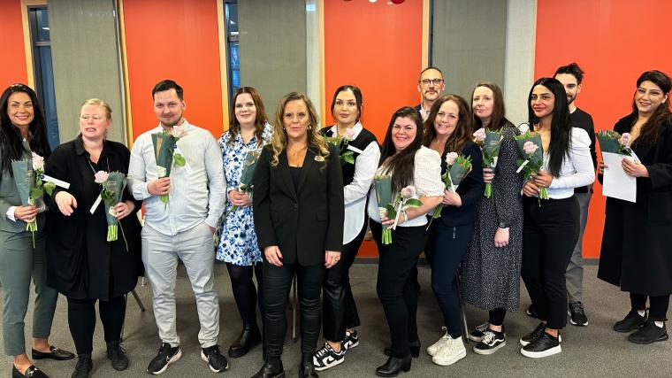 Alla nya stödassistenter fick blommor och diplom i samband med valideringen. I mitten står  Annalotta Mårland som är Lärare/ Studiecoach på Vuxenutbildningen i Partille kommun.