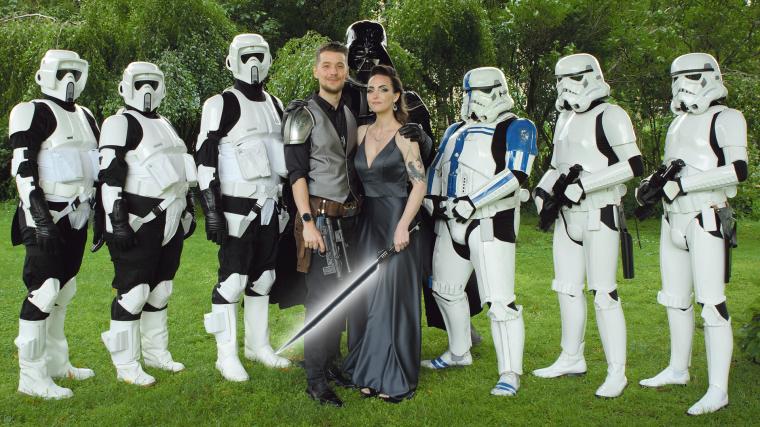 Robert Johansson träffade sin fru Liv Oschlag tack vare Star Wars. Självklart fick Darth Vader och hans underhuggare vara med på parets bröllopsbild.