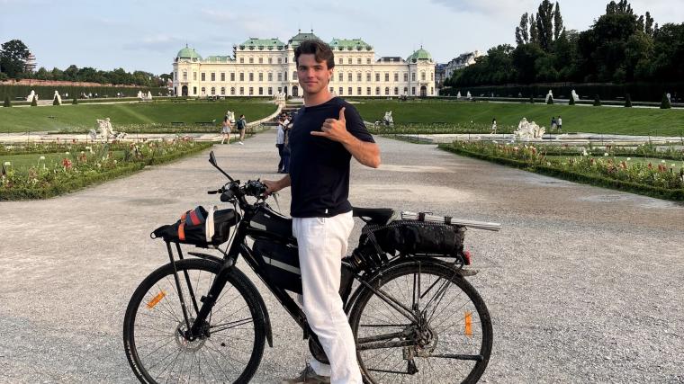 Den 16 maj startade resan i Rävlanda, och över 300 mil senare framåt den 26 juni beräknar Milton vara framme i Grekland.