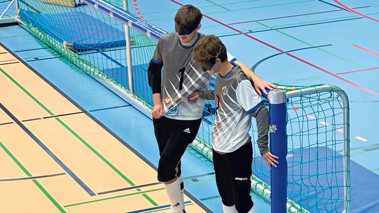 Redan som sjuåring upptäckte Jacob Hansson Bärring från Billdal goalball. Nu, som 17-åring, tävlar han för svenska landslaget. På plan bär alla spelare ögonbindel och har därmed samma förutsättningar, oavsett vilken grad av synnedsättning man har.