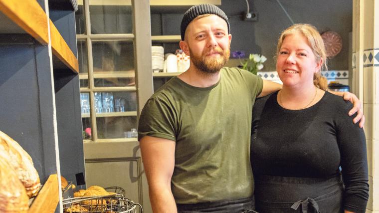 Simon och Linda Ström är de nya ägarna till det klassiska bageriet Ekstedts på Drottninggatan. De har tidigare jobbat i bland annat Stockholm.