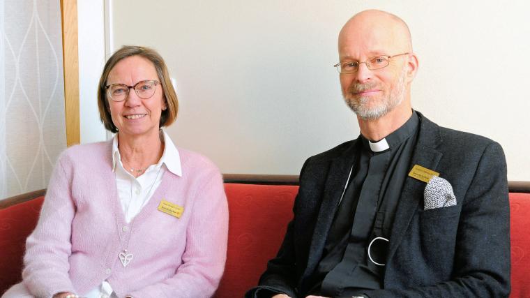 Diakon Inger Burgén Levin och präst Esbjörn Särdquist i Lerums församling märker att besökstalen successivt närmar sig det normala. Men det snart ett år efter att restriktionerna lyftes.