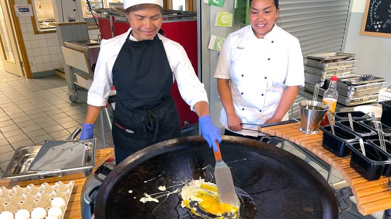 Nan och Patcha började med ägg i dagens Phad Thai på det stora stekbordet.