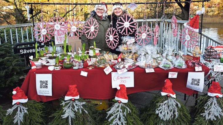 Arrangörerna, centrumutvecklarna Anna-Carin Lansenfeldt Delbert och Maria Filipsson, är nöjda med både antal besökare och utställare på årets julmarknad i Floda.