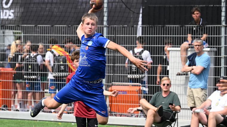 Alingsås HK:s P14-lag har gått starkt i cupen. Sportchef Mårtensson (ljusblå tröja) fanns med bland publiken.