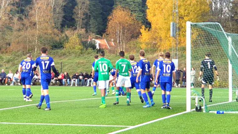 Vackra höstfärger inramade Bråtaredsvallen när de 250 åskådarna fick se hemmalaget köra över Gullspång.