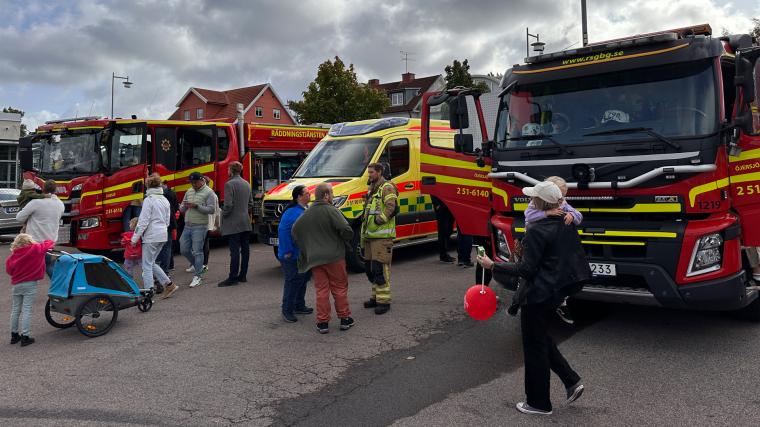 Brandmän, brandbilar och ambulansen var på plats för att visa sina häftiga åk.