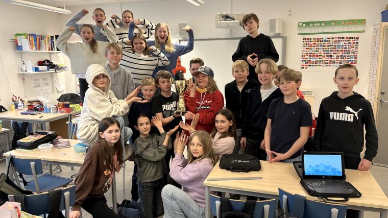 Lokalpressen besökte under fredagsförmiddagen Furuhällsskolan 5A – som var så här glada över \