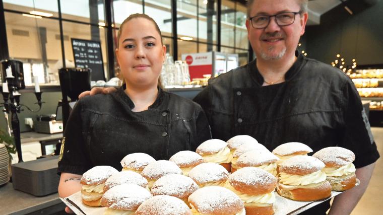 Det snålas inte på florsockret. Stenugnsbageriet satsar på jämna lock istället för triangelskurna bullar. Detta för att täcka hela semlan med mandelmassa och grädde.