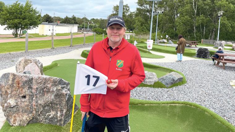 Pauli Kuikka, styrelseledamot i Askims Bangolfklubb, stoltserar med World Adventure Golf Masters officiella boll.