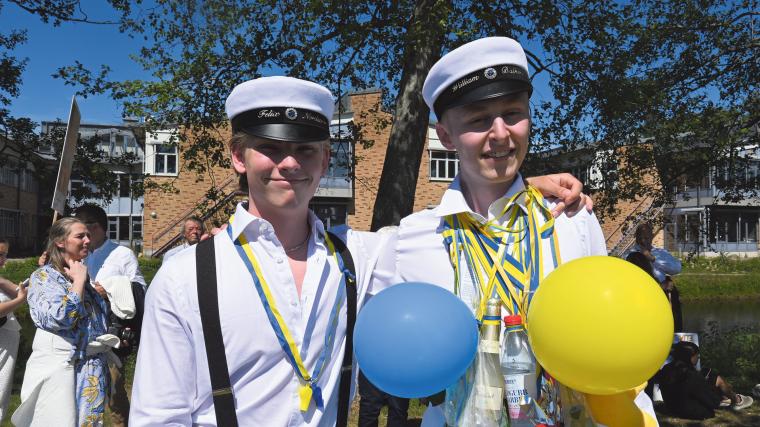 Samhällseleverna Felix Nordström och William Balkow var glada över att ha tagit studenten.