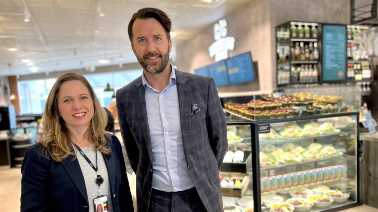 Flygplatschef Anna Strömwall och SSP:s vd Björn Olsson framför nya C/C Cornelius Coffee inne på Landvetter flygplats. Tidigare har det varit en O'Learys-restaurang på samma plats.