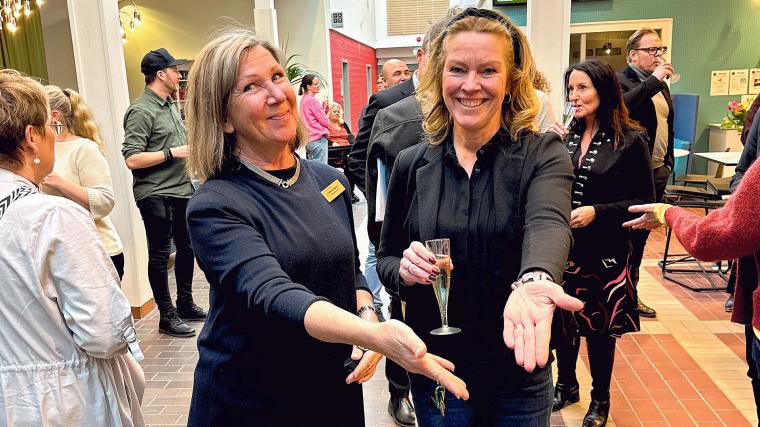 Sofie Andrésen och Susanne Krook hälsade pedagoger, politiker och skolledning välkomna för att fira 10-årsjubileum på Partille gymnasium.