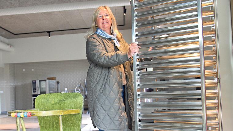 Grytlock på väggen och olika stolar med lantlig charm är två av inredningsidéerna så här långt. ”Och jag vägrar barnstolar från Ikea”, säger Katja Palmdahl.