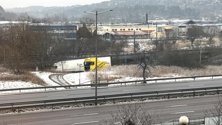 Vid 13.45-tiden befann sig bärgningsbilen på platsen och hade påbörjat räddningsarbetet.