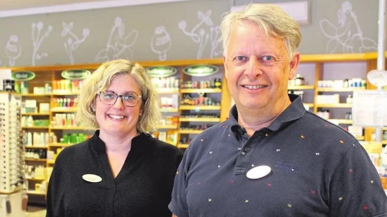 Butiksmedarbetare Sofia Eriksson och butikschef Torbjörn Sjöquist ser fram emot 50-årsjubileumet.