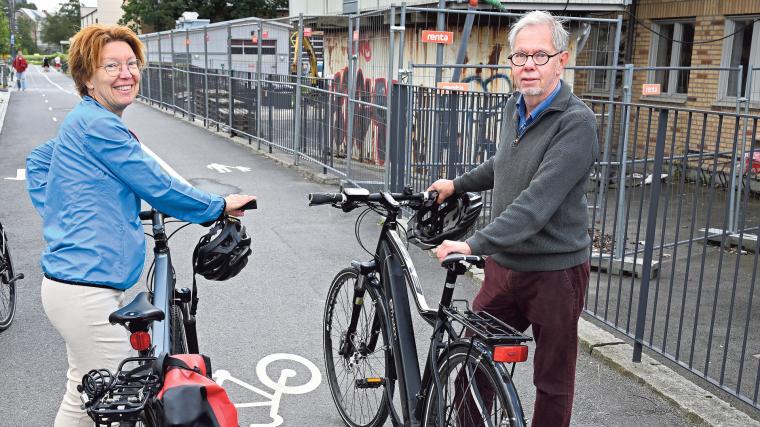 I Mölnlycke finns det nu en ny gång- och cykelväg som är markerad för att skilja fotgängare från cyklister. Positivt, tycker Marie Strid och Roland Jonsson från Miljöpartiet i Härryda.