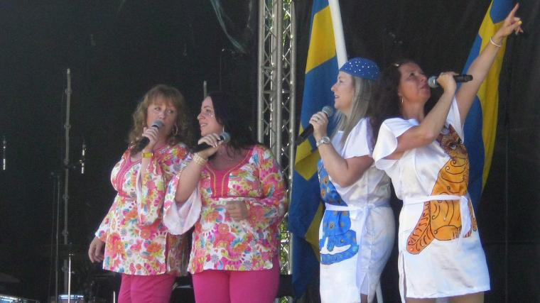 Harmony Sisters genomförde under folkets jubel en ABBA-show med stor scenvana och sångskicklighet. Harmony Sisters dansade till musiken, och många i publiken började dansa med till den medryckande musiken.