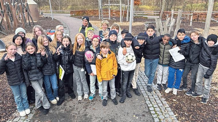 Hela klass 5 som var med på levande fysik på Justin Bäver. Partille kommuns fina lekplats vid Stadsparken.