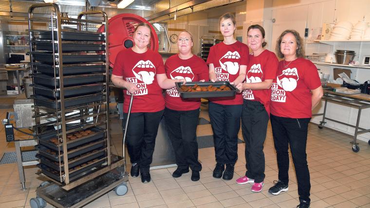 Monika Ljunggren (köksmästare), Linda Abrahamsson (kock), Cecilia Johnstone (kock), Linda Abrahamsson (servicechef) och Carola Berggren (Orkla Foods) i köket på &Ouml;jersjö Storegård.