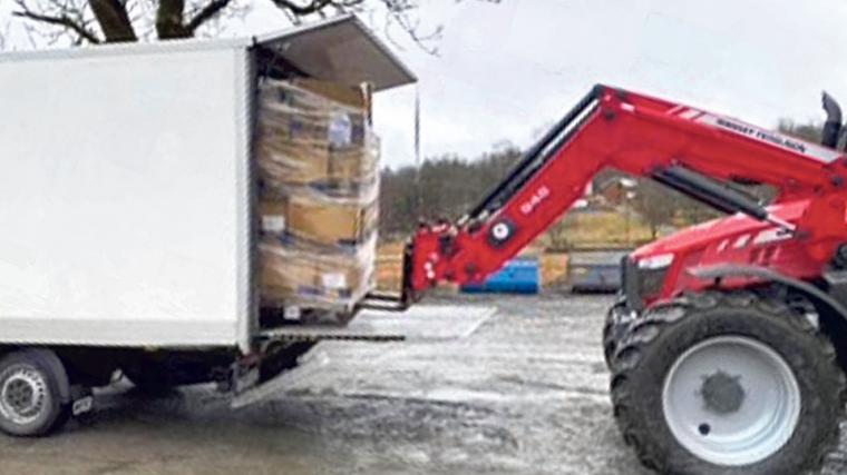 Den lätta lastbilen lastas i Bua Södra inför avresan mot Ukraina. 14 kubikmeter med förnödenheter fick plats.