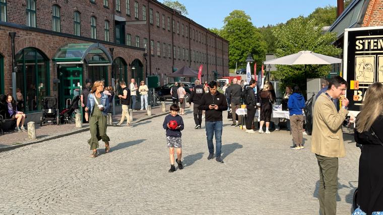 Kullersten och tegel skapar en känsla av tidigt 1900-tal, men innehållet är modernt och området ger en liknande känsla som Hamburgs hamnkvarter.