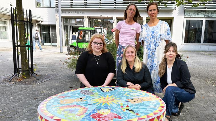 Stående: Frida Lindén och Anna Foster. Sittande: Linnea Bäcklund, Sofia Kinell-Jerpenberg och Micaela Knutsen. Bakom den nya mosaik-sittplatsen utanför Kulturum.