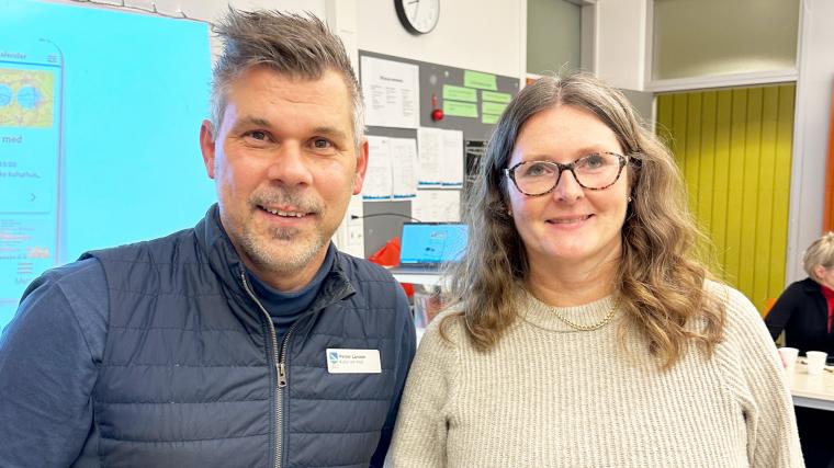 Petter Larsson är kommunens nya projektledare, här tillsammans med Katarina Eliasson från Rävlanda Samhällsförening.