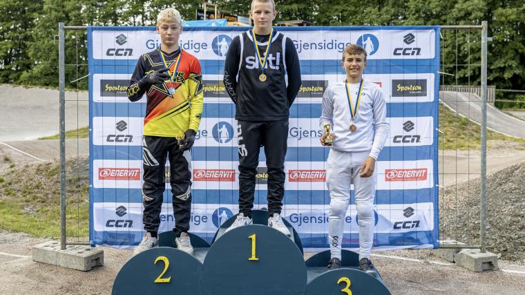 Erik Glans längst till vänster tov silver i SM pojkar 14