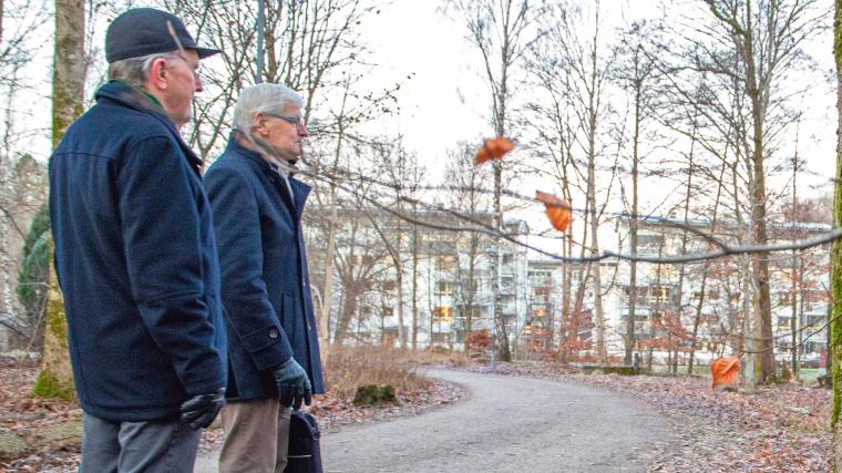 Georg Tegstam och Vidar Gustavsson står längs med promenadslingan i Nolhaga och blickar ut över Säveån.