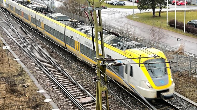 Pa ett västtåg mot Alingsås blev en resenär våldsam när han blev kontrollerad. Det slutade med poliseskort istället och misstanke om våld mot tjänsteman.