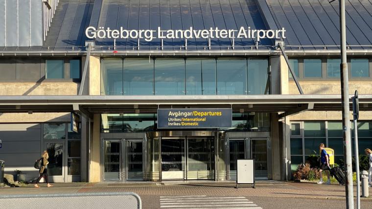 Rökutveckling på fredagsmorgonen på ett plan som höll på att boardas till Helsingfors gjorde att räddningstjänsten åkte till Landvetter flygplats med en omfattade insats.
