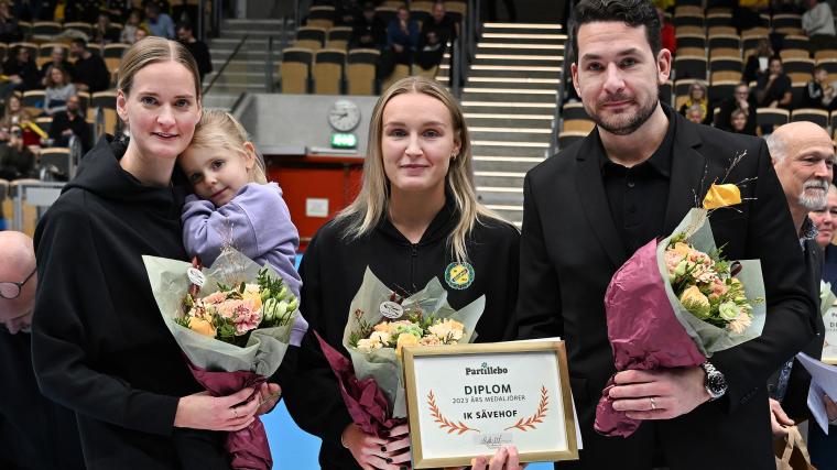 Lagkaptenerna Johanna Bundsen med dottern Leah och Thea Blomst tog emot priset för SM-guldet tillsammans med sportchef Jonathan Stenbäcken.