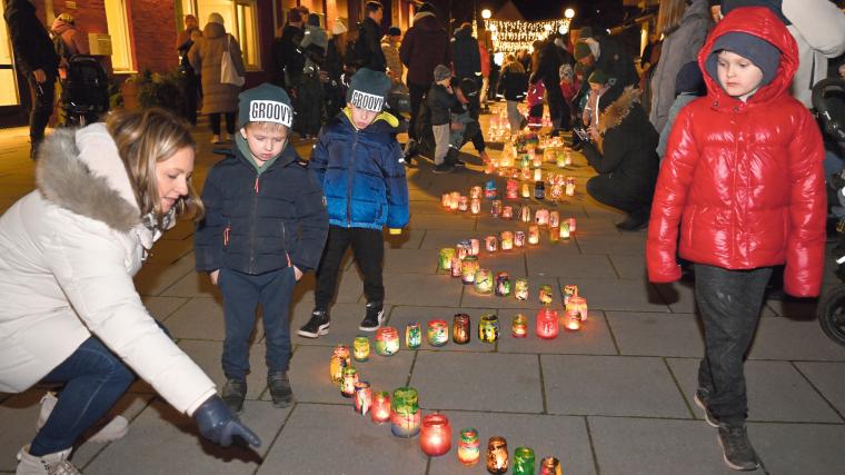 I måndags, på internationella barndagen, uppmärksammades barns rättigheter med en ljusmanifestation i Floda.