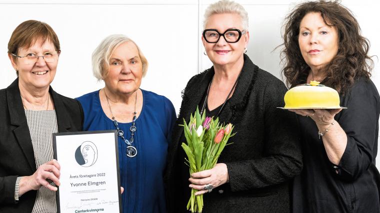 Gun Wågsjö, Kitt Rehn-Magnusson och Maria Kornevik Jakobsson från Landvetter-Råda Centerkvinnor uppvaktade Yvonne Elmgren (tvåa från höger) med tårta, blommor och diplom.