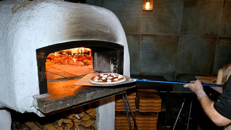 Pizzaugnen ger både värme och mysfaktor till Brasseriets restaurangdel. En doft av brasa ligger över borden när <span style=\