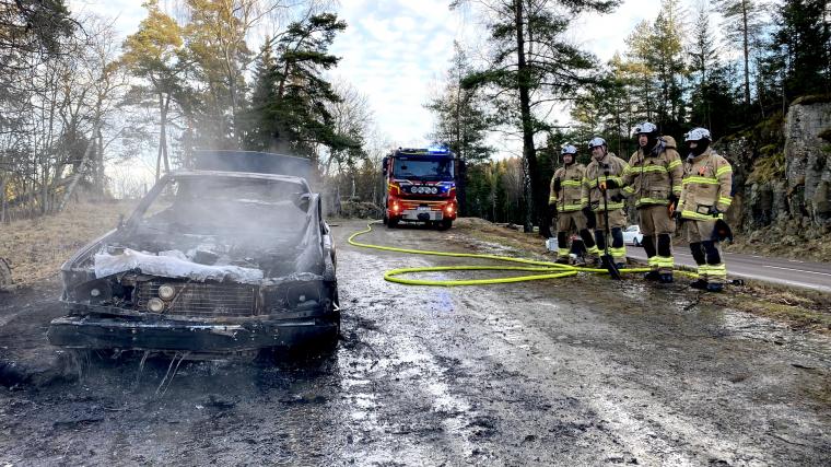 Under måndagseftermiddagen började en personbil brinna under färden på Göteborgsvägen. Chauffören hann köra upp på en sidoparkering i Hindås för att sedan kontakta SOS Alarm.