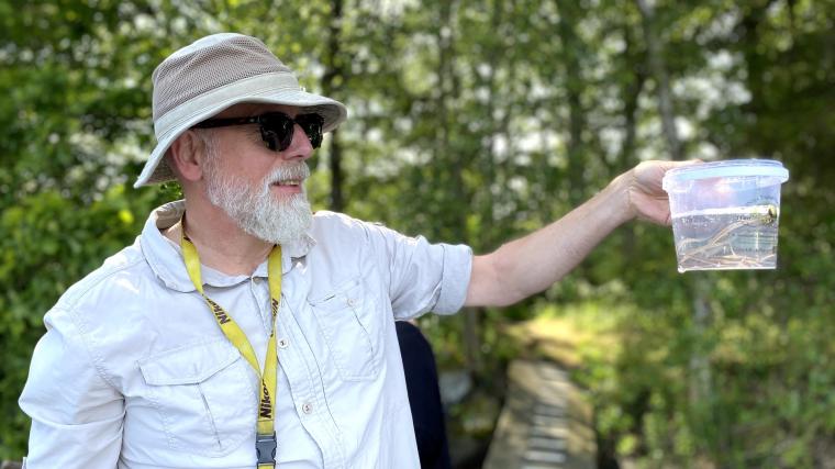 <span>Martin Ohldin, ordförande för Kåsjöns Fiskevårdsområdesförening, med en burk ål på väg att sättas ut i Kåsjön.</span>