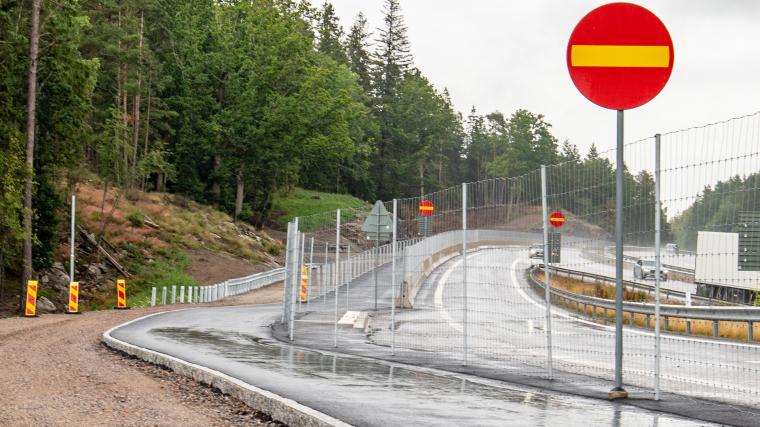 Den nya gång- och cykelvägen mellan Tollered och Ingared väntas bli klar hösten 2025. I början på juli kunde dock Trafikverket öppna körfältet som varit avstängda sedan februari.