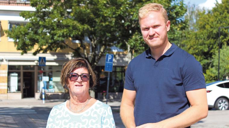 Oppositionsråd Anette Holgersson (V) och kommunstyrelsens ordförande Viktor Lundblad (M) vill slå ett slag för den lokala demokratin och uppmuntrar invånare till politiskt engagemang.