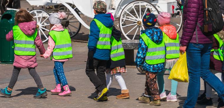 Dödsolyckan i Umeå har inneburit att flera kommuner stoppat användandet av reflexvästar i förskolan.