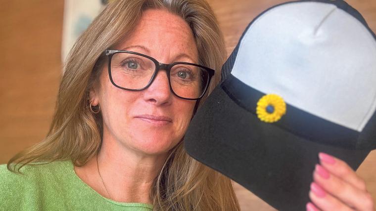 Elin Carlstedt från Kullavik, som till vardags jobbar som mäklarkoordinator, är designern bakom studentkepsen. En del har haft invändningar mot kepsen som man anser strider mot den traditionella båtmössan.