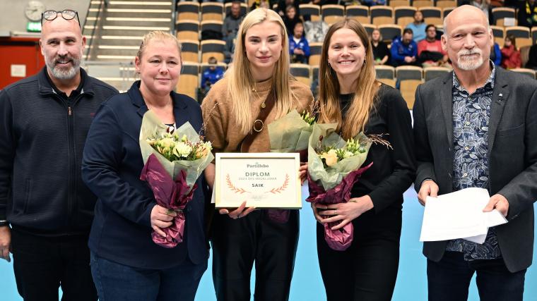 Marie Ekberg, Linn Söderholm och Sara Christiansson tog emot diplom och blommor för Sävedalens AIK.