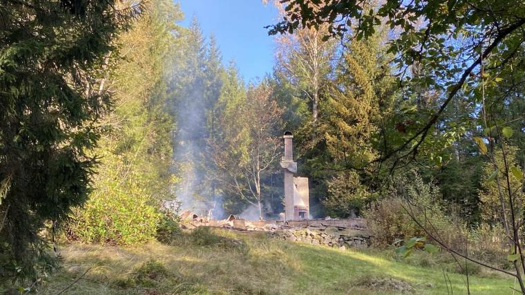 Det pyrde vid tidpunkten även från en nedbrunnen byggnad cirka 75 meter från övriga byggnader.