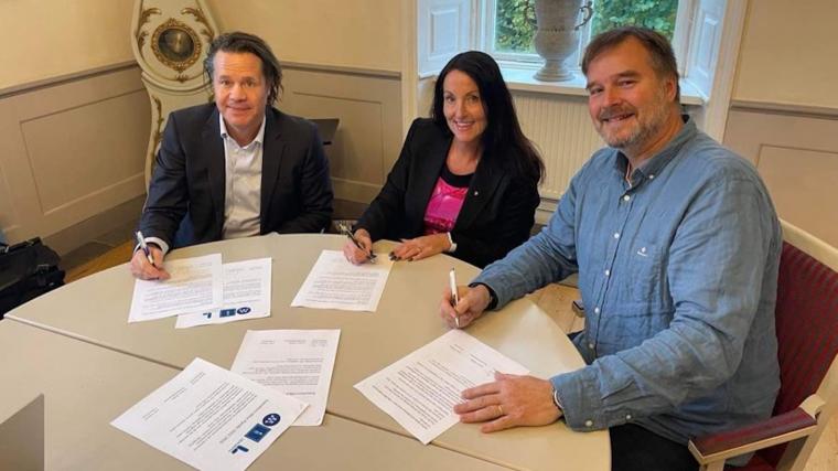 Anders Midby (KD), Marith Hesse (M) och Erik Edlund (L) vid signerandet av samverkansavtalet.