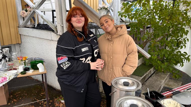 Malin och Emmie hjälpte till på Sävedalens Gårdskafé och serverade våfflor.