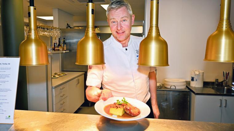 På Vegahemmet serverade Håkan Thörnström en trerätterslunch som skulle passa de äldre. ”Det ska vara vällagat och gott med mycket smak”, säger mästerkocken från Stenkullen.