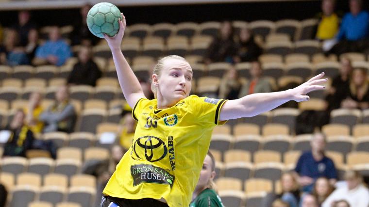 Thea Blomst frälser Sävehof genom ett mål i absolut sista sekunden och laget leder fortfarande Handbollsligan på samma poäng som Skuru fast med bättre målskillnad.