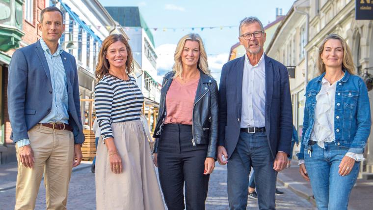 Alingsås kommun kommer vecka 47 besöka hundra företag i kommunen. På bild: Anton César (S), oppositionsråd, Maria Standar, kommundirektör, Mia Wallander, projektledare, Jan-Erik Wallin (M), kommunalråd, och Anna Milsta, chef för näringsliv och utveckling.