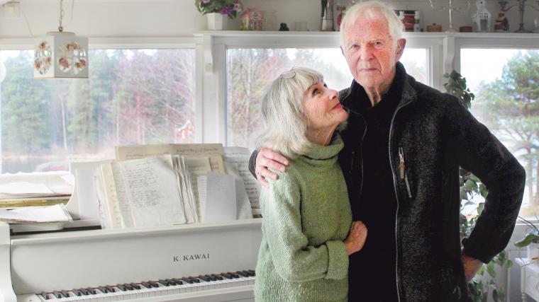 Kent och Arlene föll ”madly in love” när de möttes på 80-talet. Färre fingrar stoppar inte Arlene från vare sig skrivande eller pianospel.